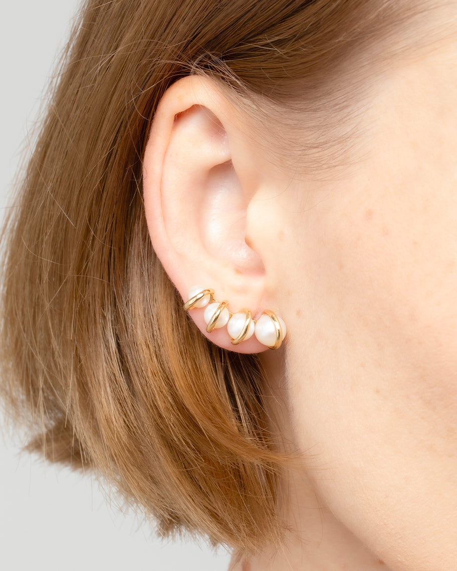 Brinco Earcuff Jupiter em Ouro 18K e Pérolas Brancas
