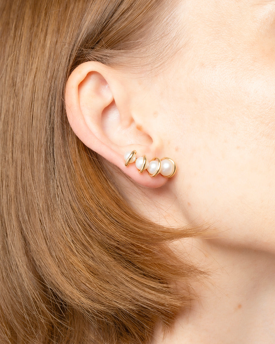 Brinco Earcuff Jupiter em Ouro 18K e Pérolas Brancas