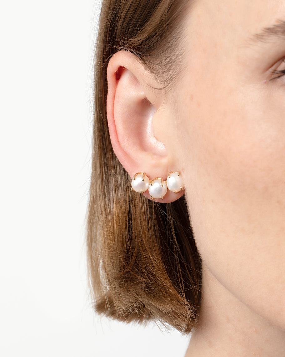 Brinco Earcuff Halley em Ouro 18K e Pérolas Brancas