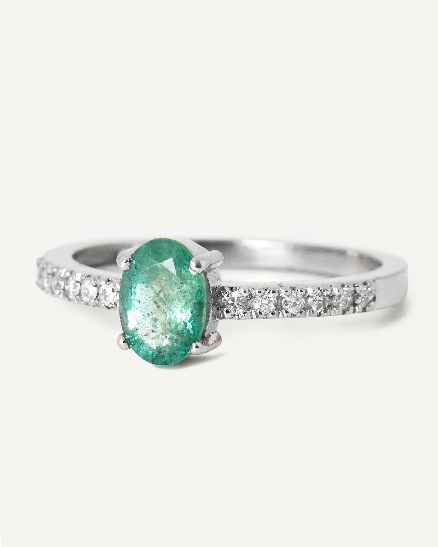 Anel Solitário em Ouro Branco 18K Isadora com Esmeralda e Brilhantes