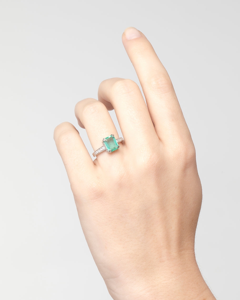 Anel Aurora em Ouro 18K com Esmeralda e Brilhantes