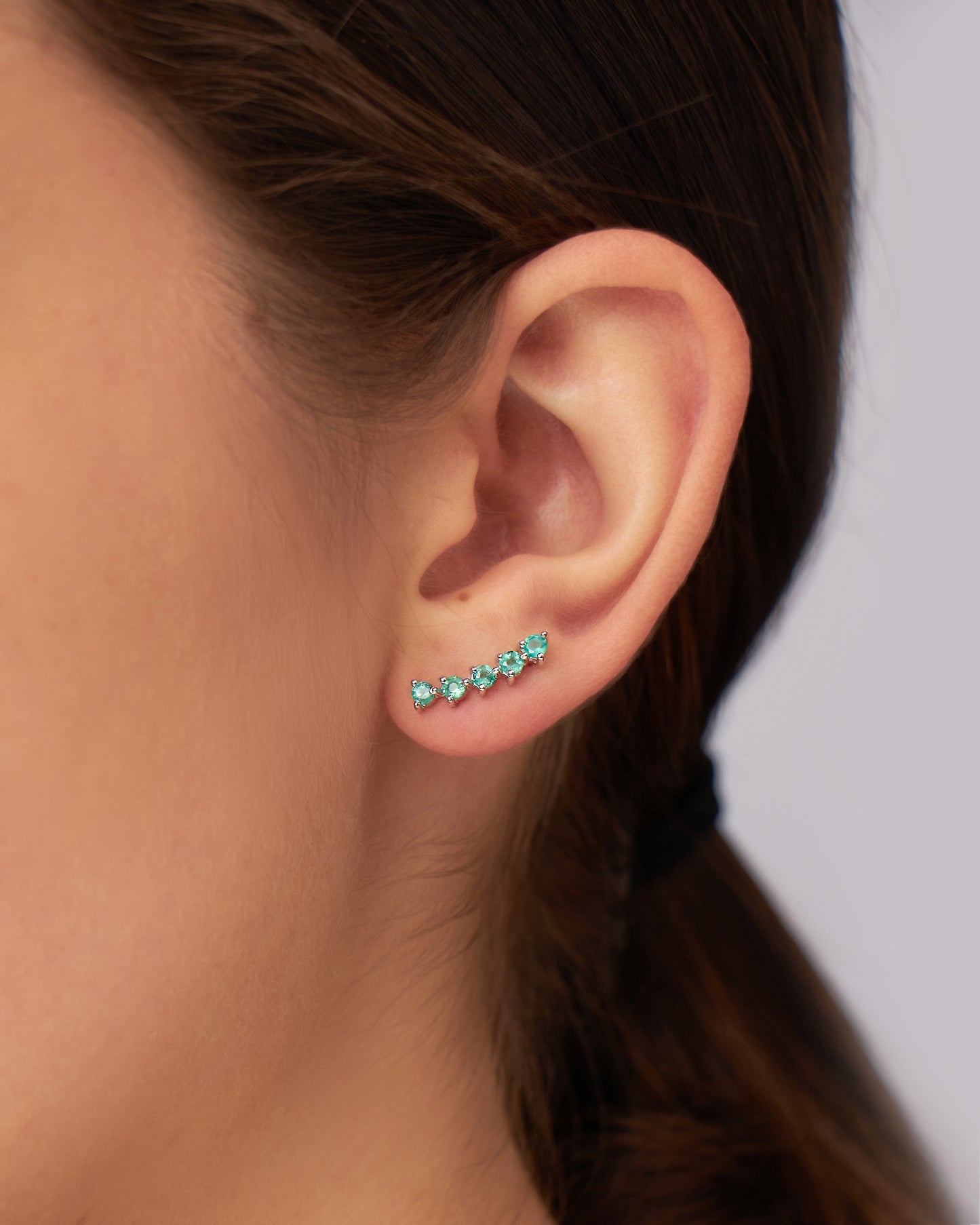 Brinco Earcuff Emma em Ouro 18K e Esmeraldas