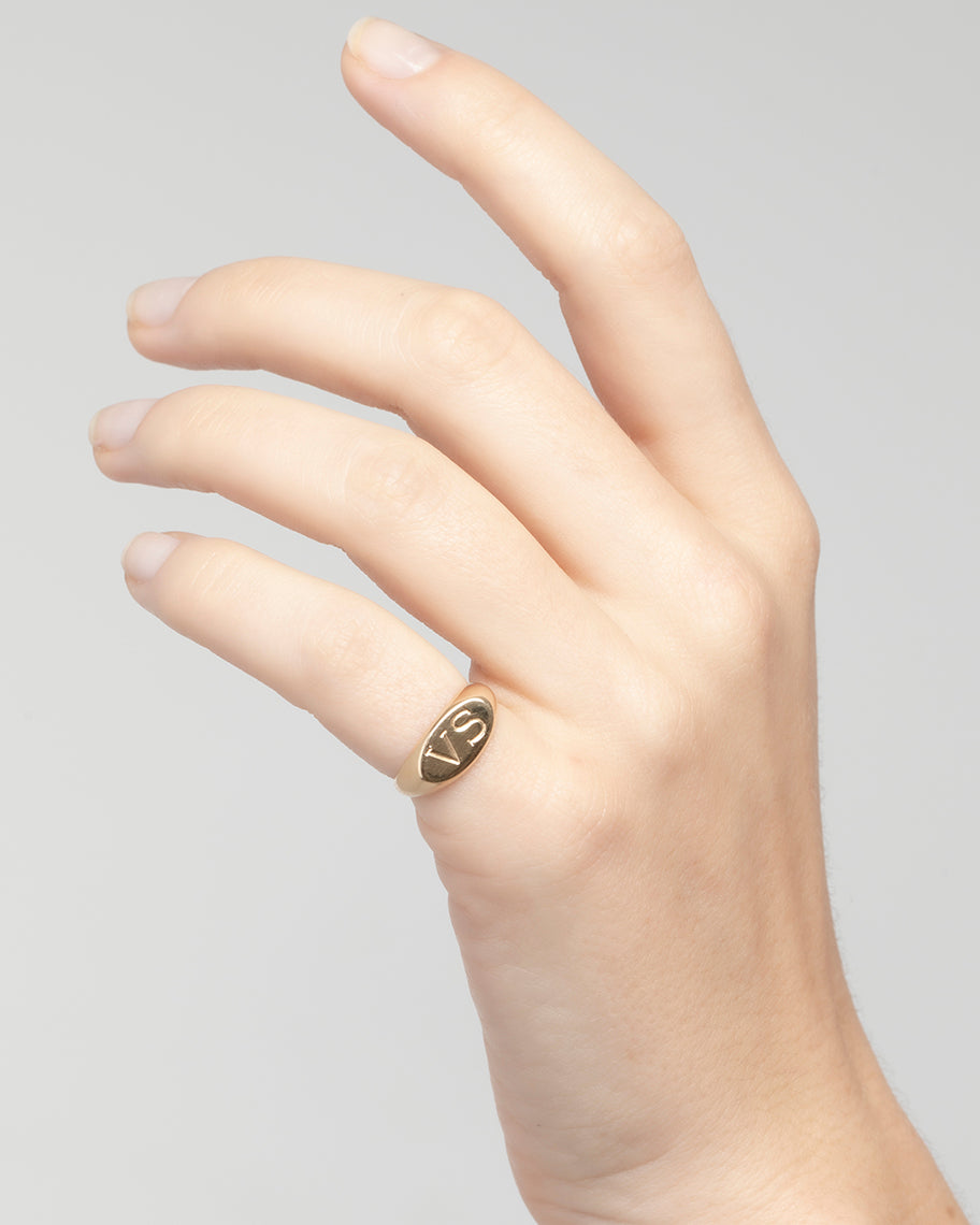 Anel de Dedinho com Inicial Personalizada Pinky Ring em Ouro 18K