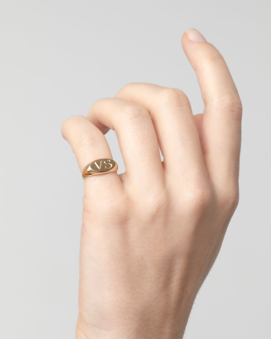 Anel de Dedinho com Inicial Personalizada Pinky Ring em Ouro 18K