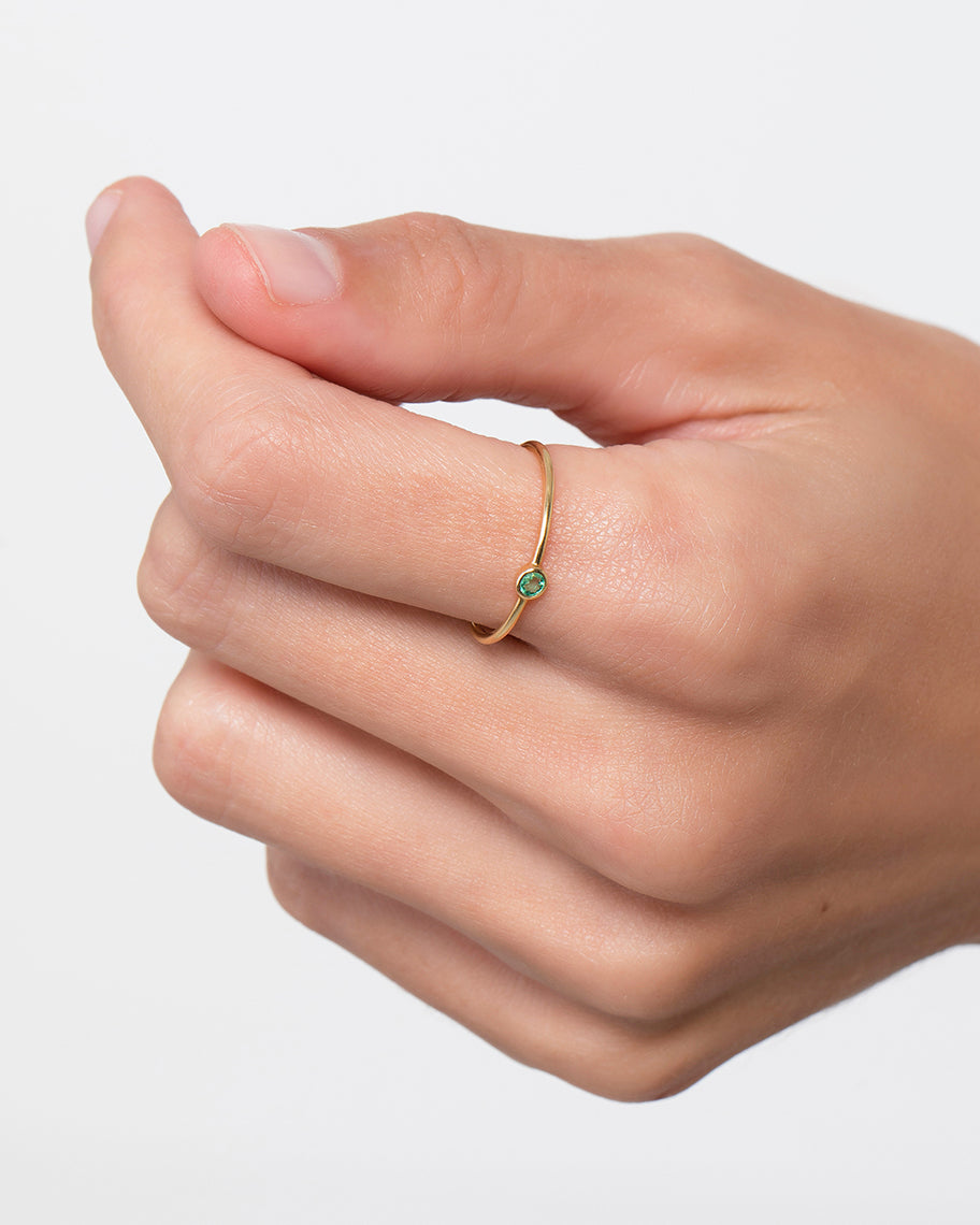Anel Solitaire Esmeralda em Ouro 18K