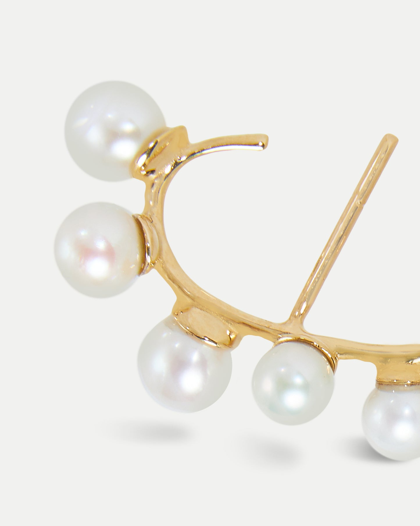 Brinco Contorno Margot em Ouro 18K e Pérolas Brancas