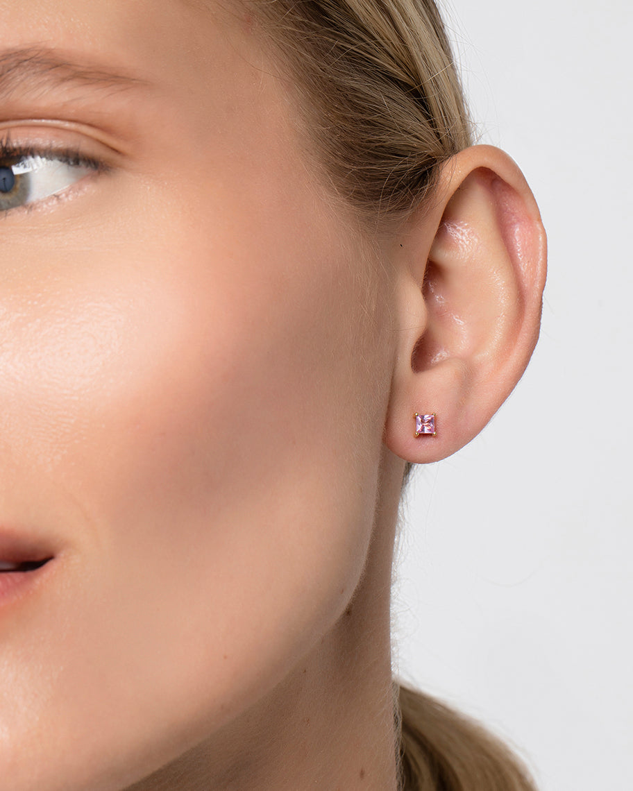 Brinco Stud Clair Carré Safira Rosa em Ouro 18K