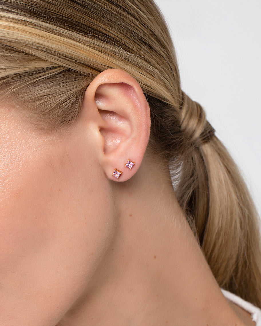 Brinco Stud Clair Carré Safira Rosa em Ouro 18K