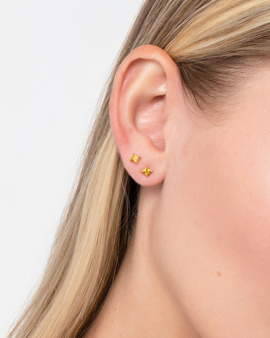 Brinco Stud Clair Carré Safira Amarela em Ouro 18K