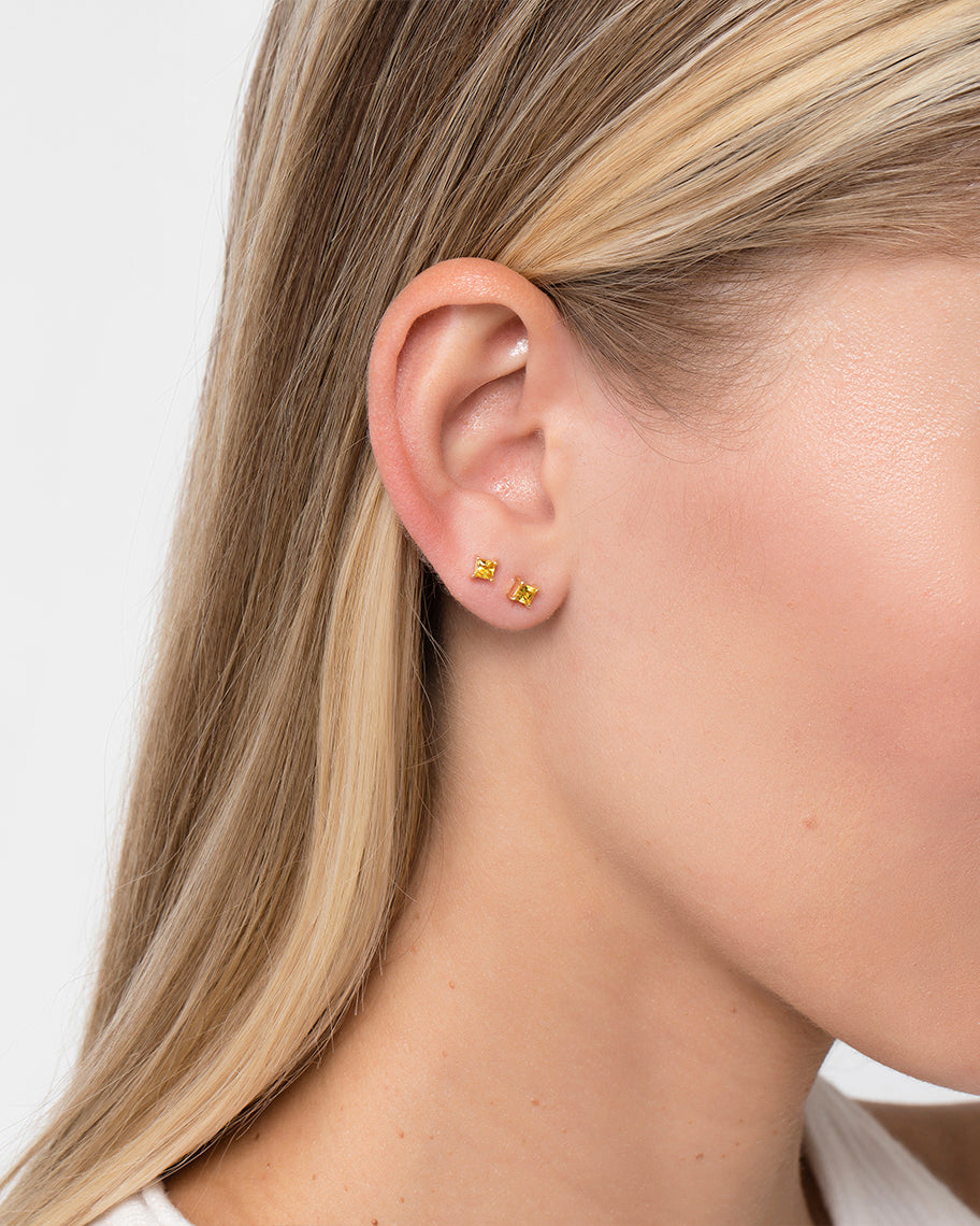 Brinco Stud Clair Carré Safira Amarela em Ouro 18K