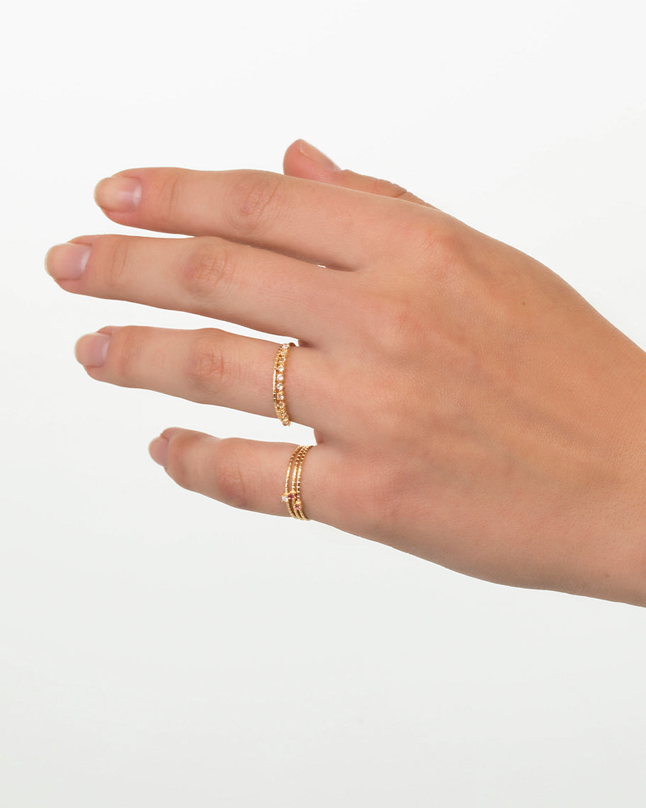 Anel Delicado em Ouro 18K Strelitzia Topázios Brancos