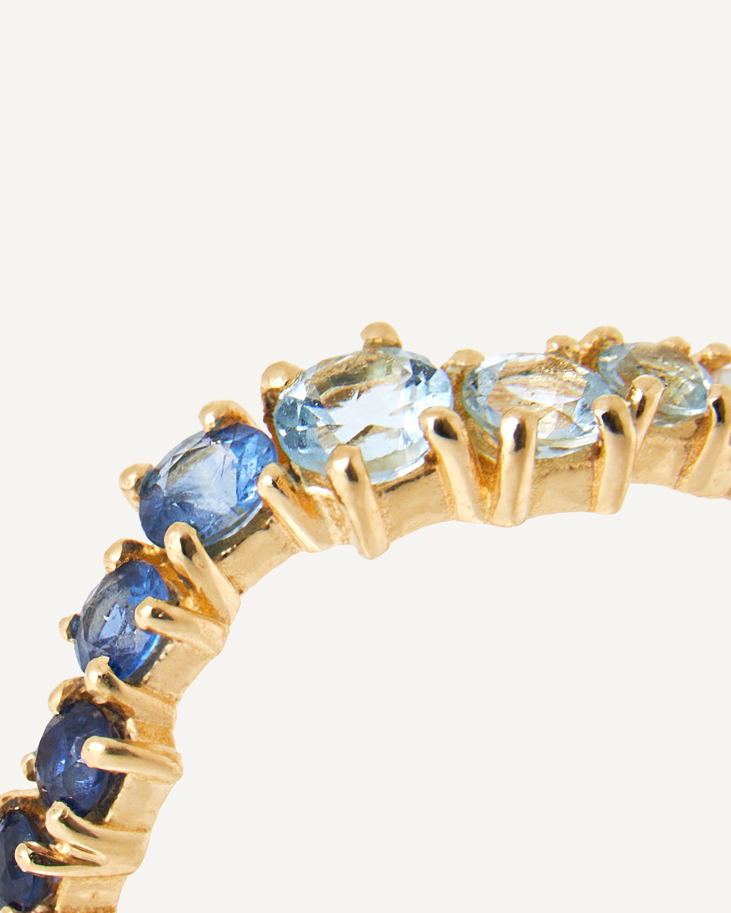 Anel Flora Celeste em Ouro 18K com Degradê de Pedras Azuis