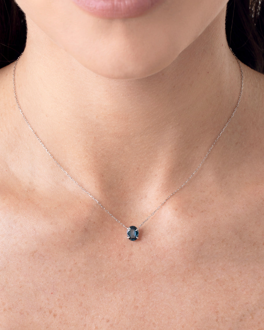 Colar Isadora em Ouro Branco 18K e Safira