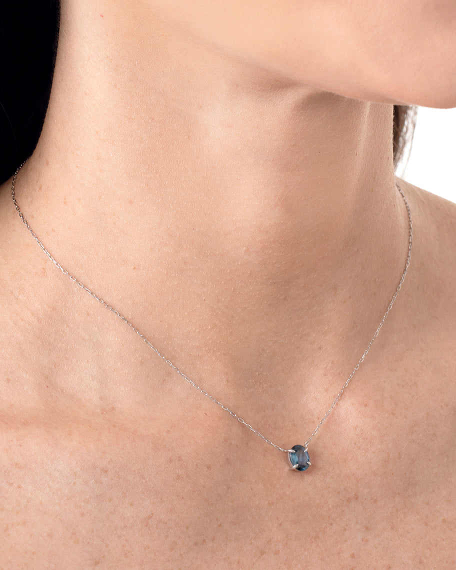 Colar Isadora em Ouro Branco 18K e Safira