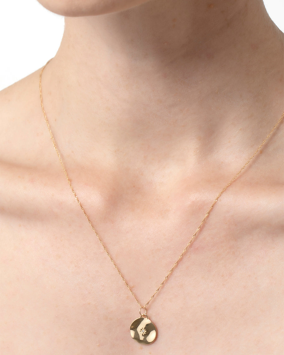 Pingente para Colar Medalha Pilar em Ouro 18K e Diamante