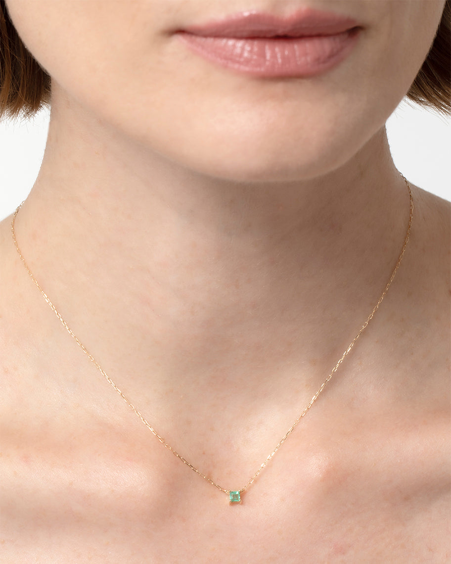 Colar Solitário Clair em Ouro 18K e Esmeralda