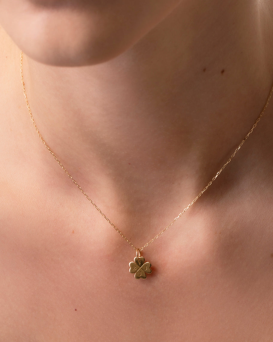 Pingente com Letra Trevo Personalizado Prosperity em Ouro 18K