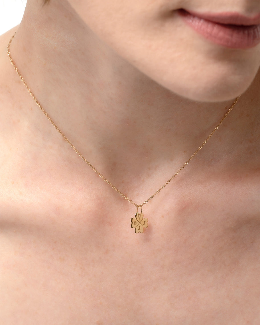 Pingente com Letra Trevo Personalizado Prosperity em Ouro 18K