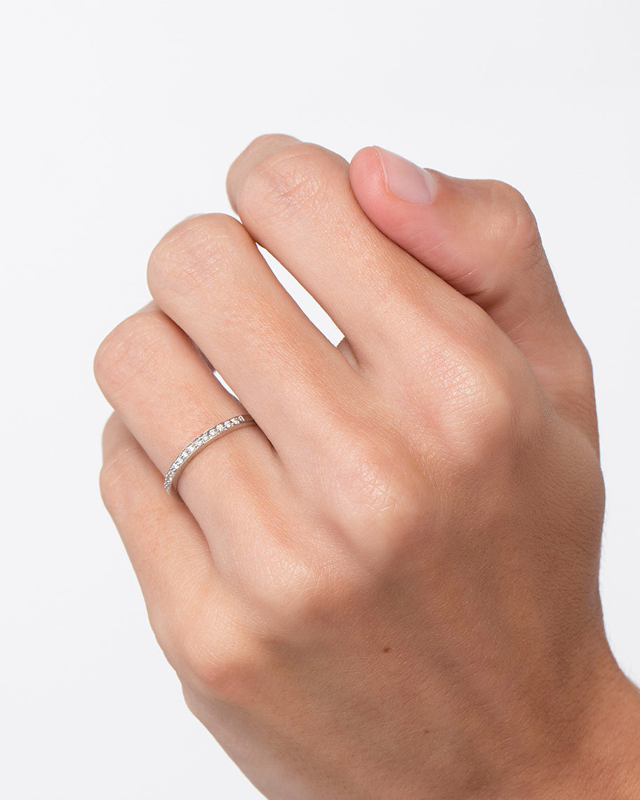 Aliança Delicacy em Ouro Branco 18K e 7 Pontos de Diamante