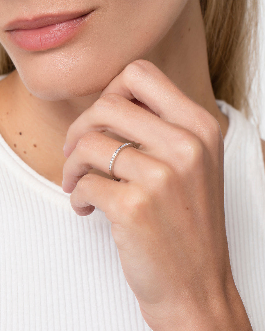Aliança Delicacy em Ouro Branco 18K e 7 Pontos de Diamante