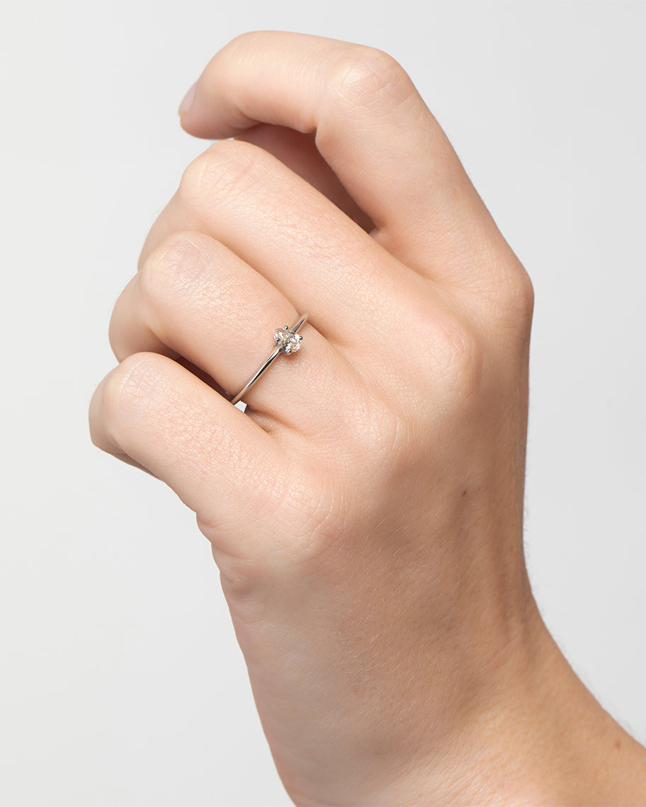 Anel Solitário Gota Purity em Ouro Branco 18K com 17 Pontos de Diamante