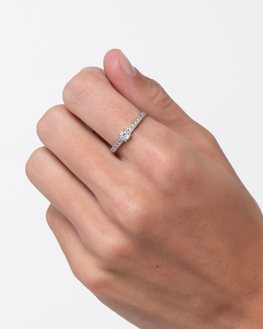 Anel Solitário Immensity em Ouro Branco 18K com 37 Pontos de Diamante