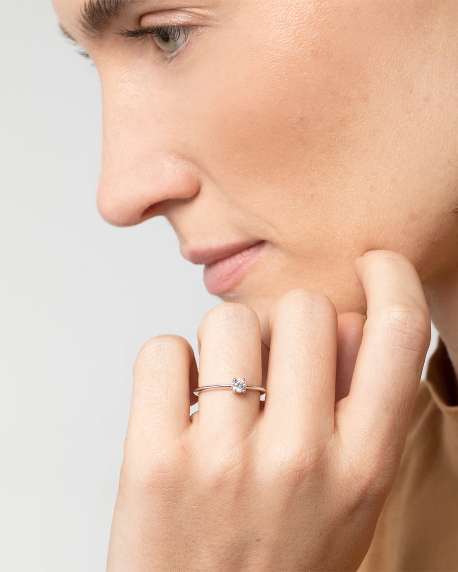 Anel Solitário Purity em Ouro Branco 18K com 24 Pontos de Diamante