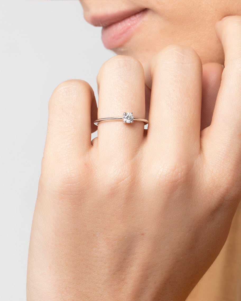 Anel Solitário Purity em Ouro Branco 18K com 24 Pontos de Diamante