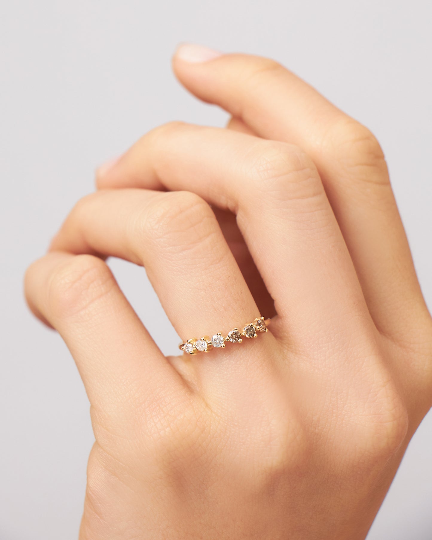 Meia Aliança Eternal em Ouro 18K com Diamantes Brancos e Champagne