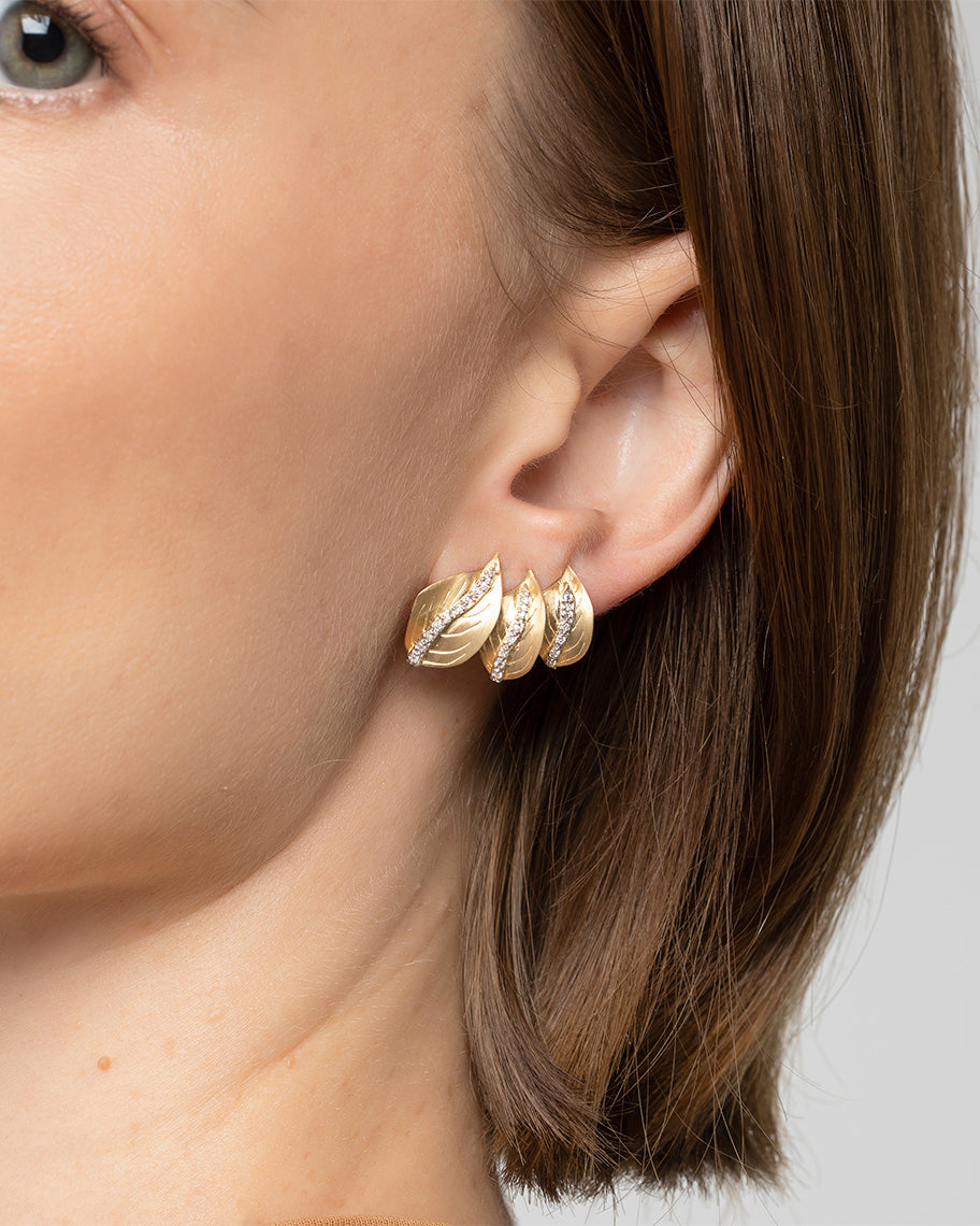Brinco Earcuff Begônia em Ouro 18K e Brilhantes