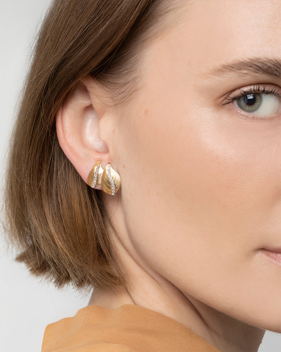 Brinco Earcuff Begônia em Ouro 18K e Brilhantes
