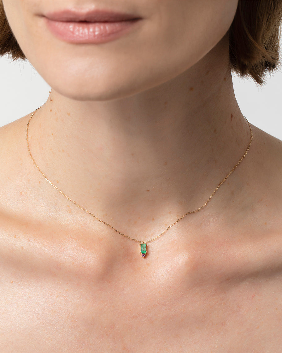 Colar Pequi em Ouro 18K e Esmeralda