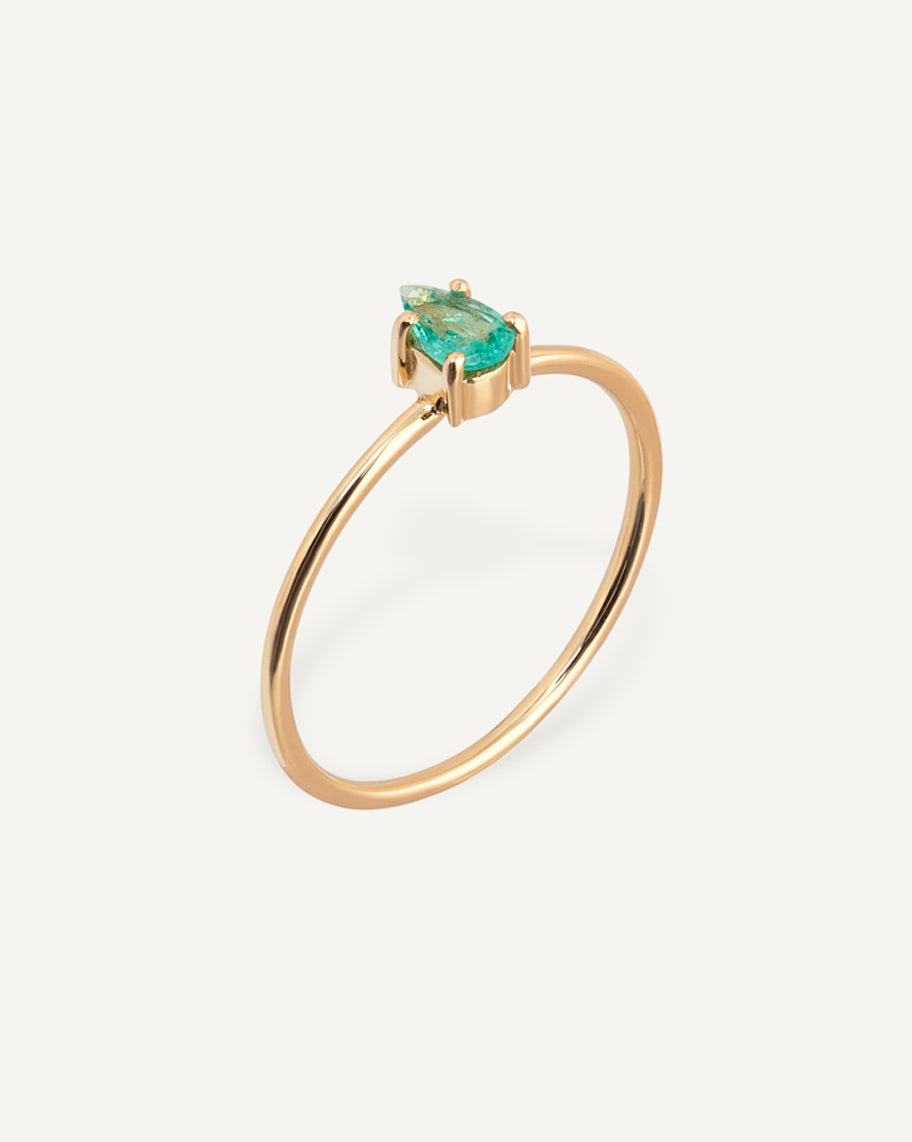 Anel Solitário Clara em Ouro 18K e Gota de Esmeralda