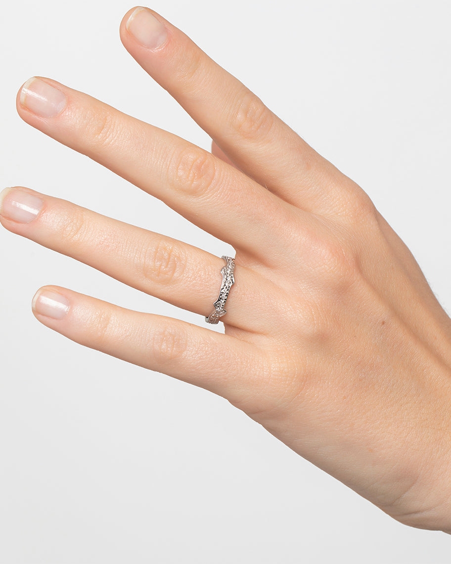 Anel Seiva em Ouro Branco 18k e Diamantes