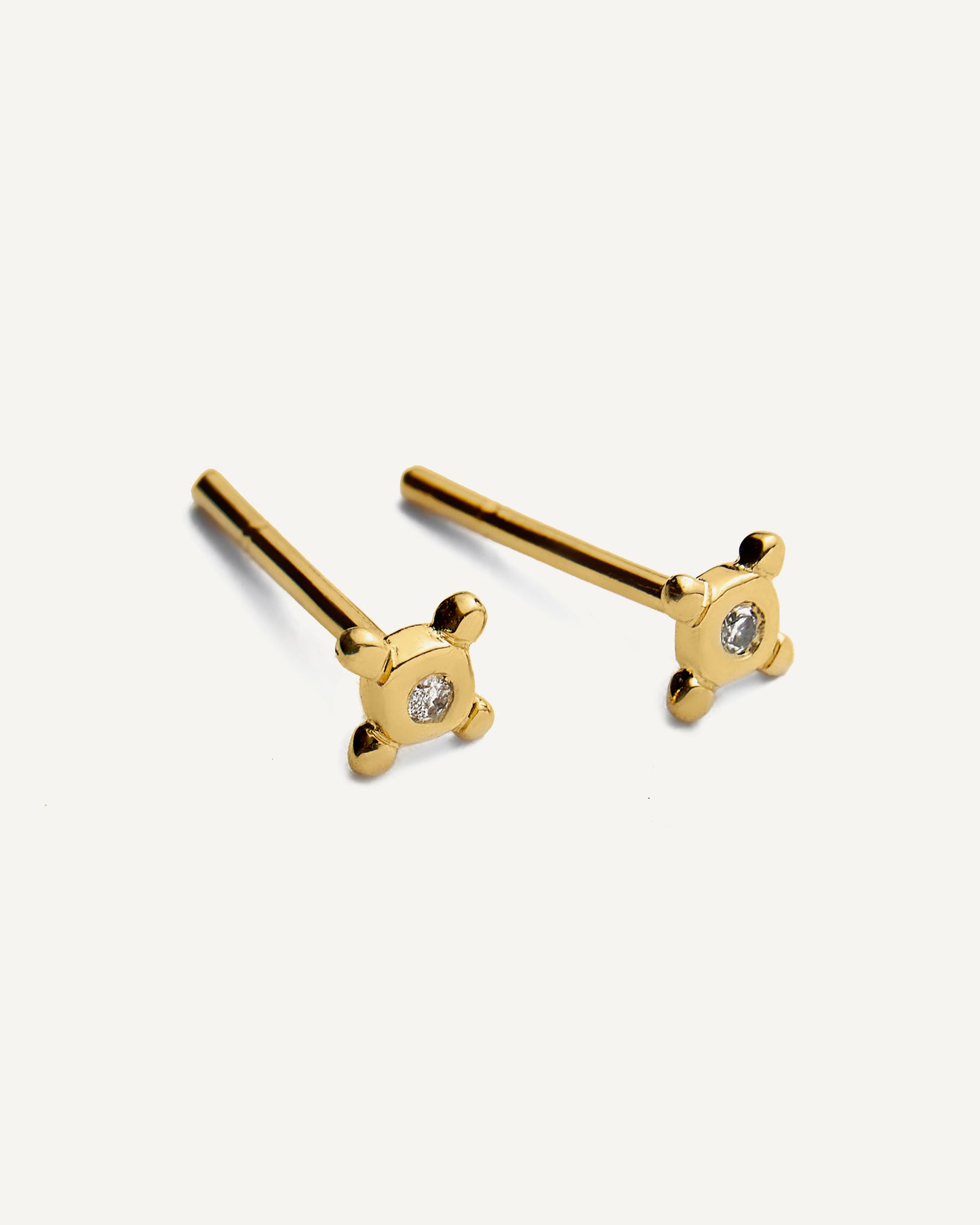 Brinco Stud Stella Petit em Ouro 18K e Diamante