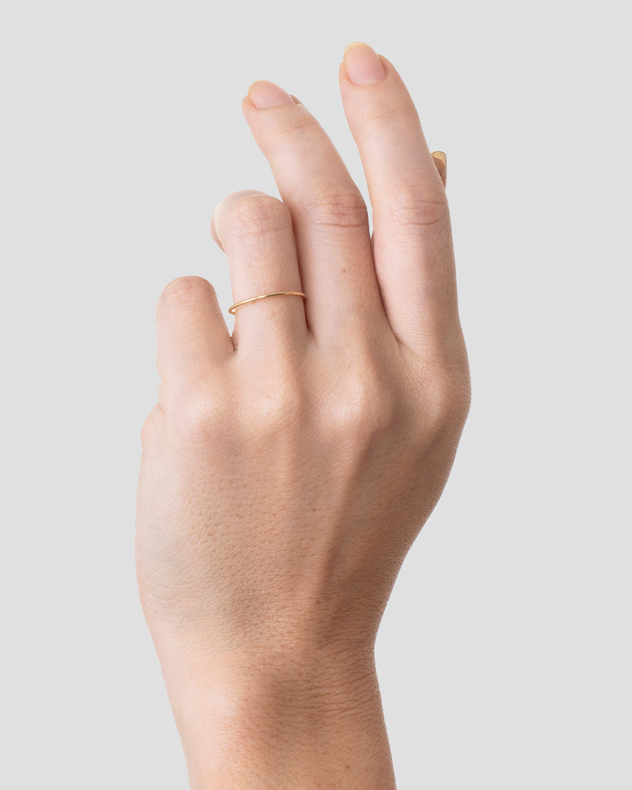 Aliança de Casamento Minimal Lisa em Ouro Amarelo 18K (0.9mm)