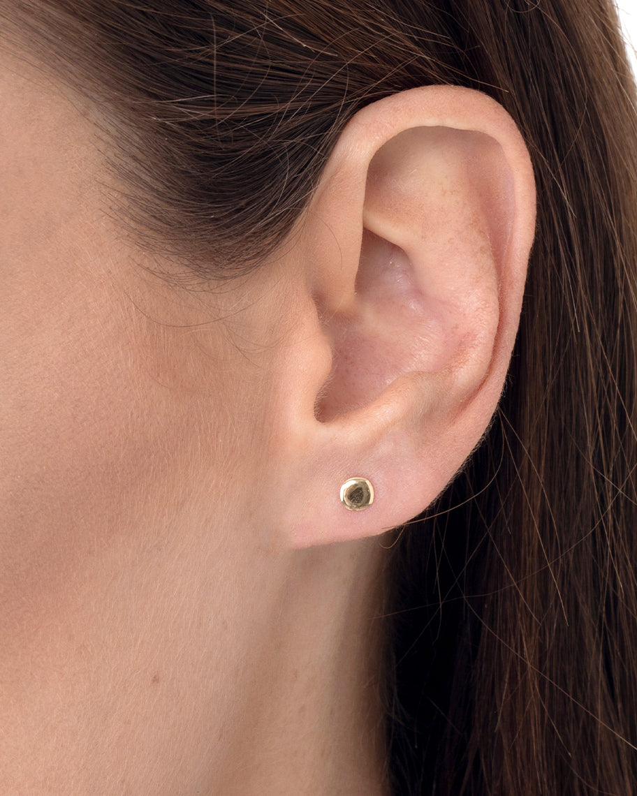 Brinco Stud Disco Petit em Ouro 18K