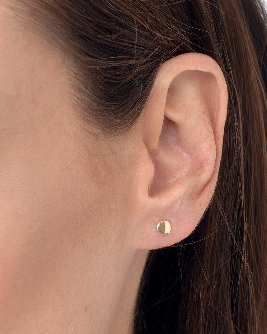 Brinco Stud Disco Petit em Ouro 18K