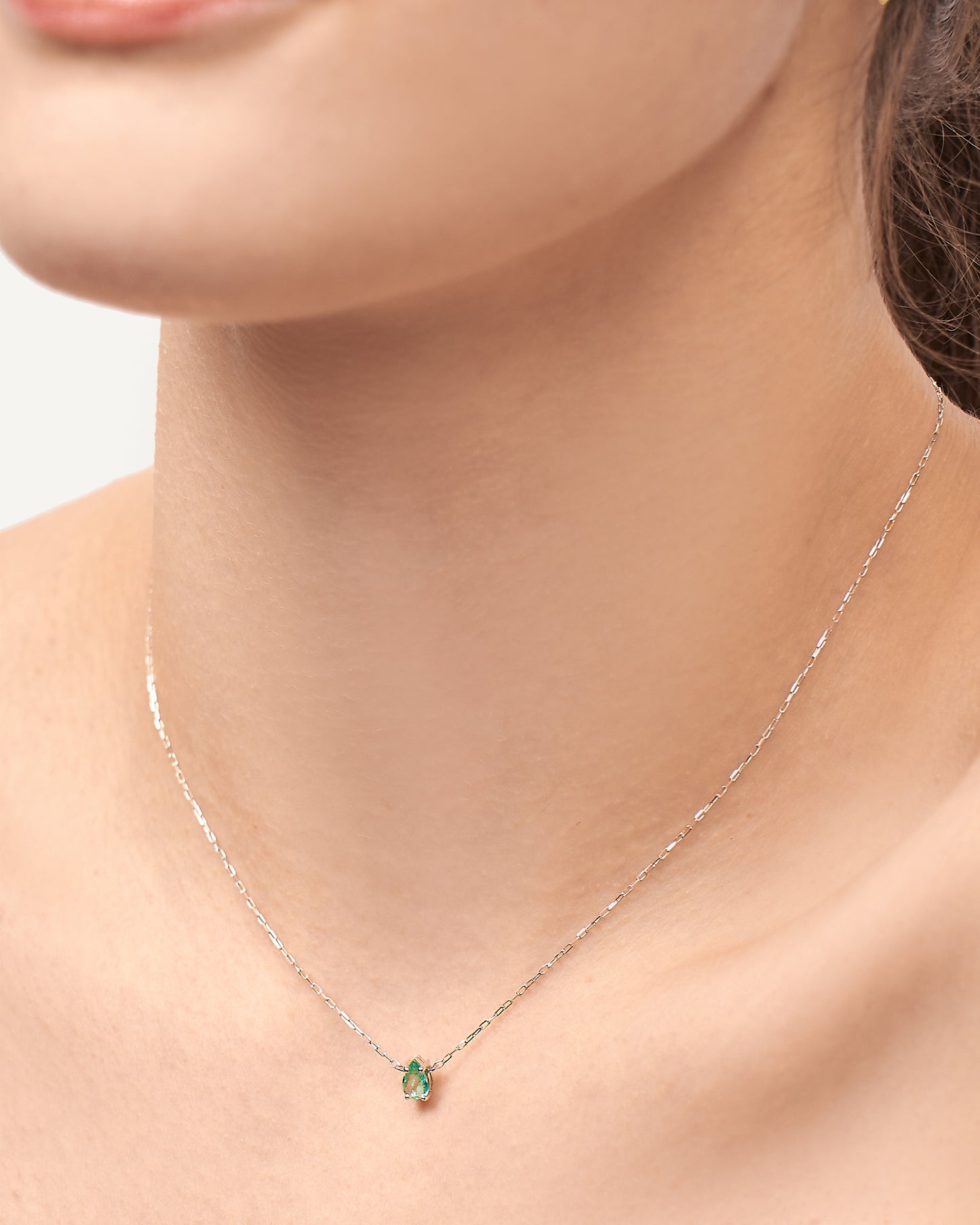 Colar Esther Esmeralda em Ouro Branco 18K
