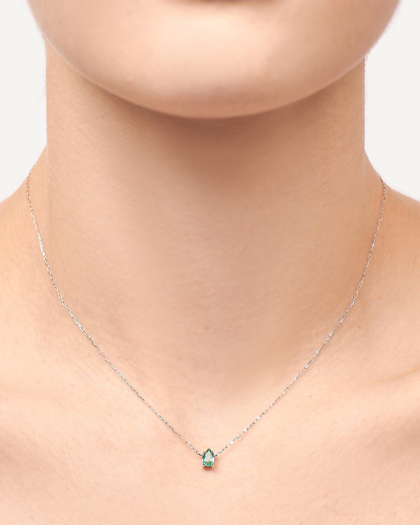 Colar Esther Esmeralda em Ouro Branco 18K