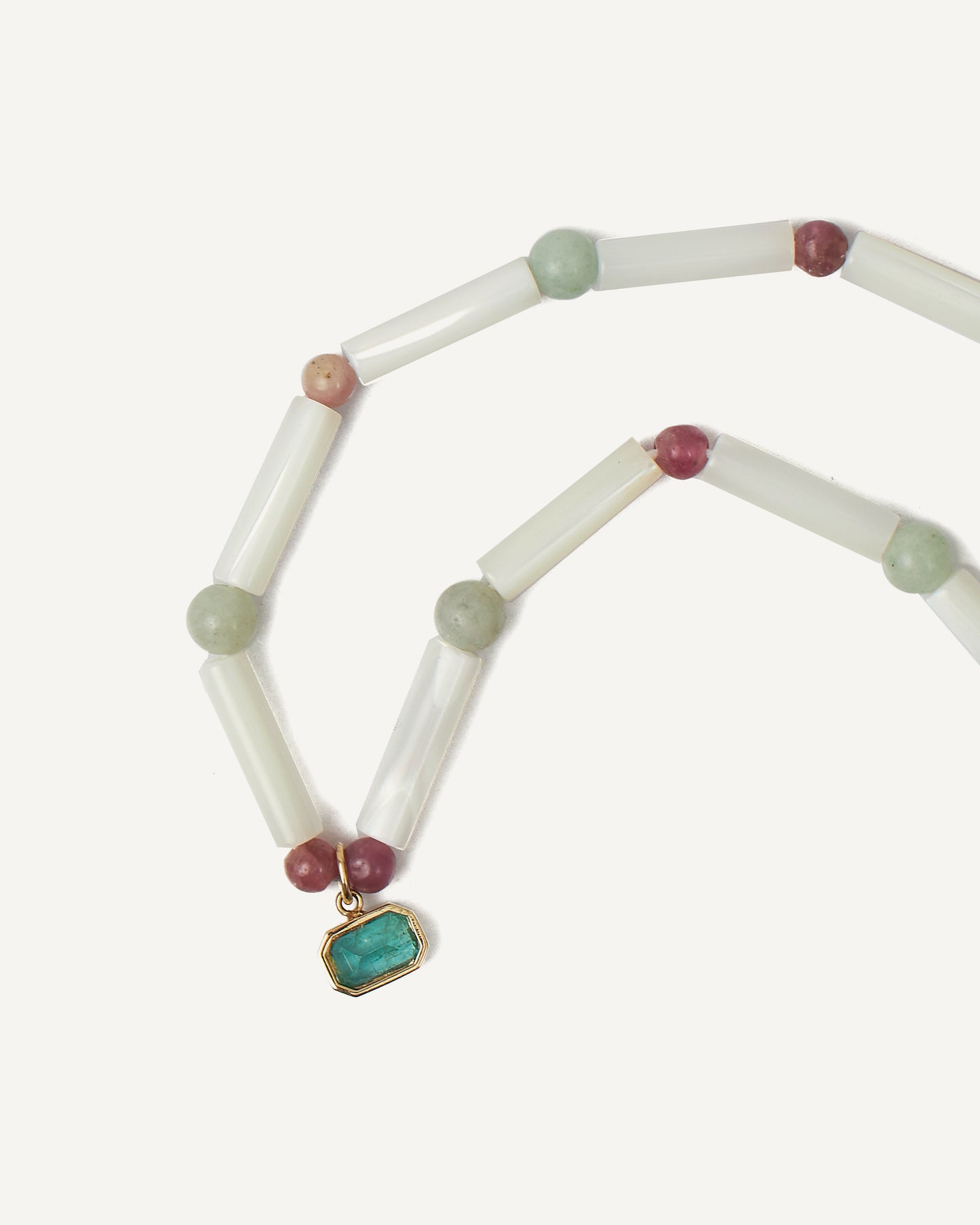 Colar Pastille em Ouro 18K com Madrepérolas e Esmeralda