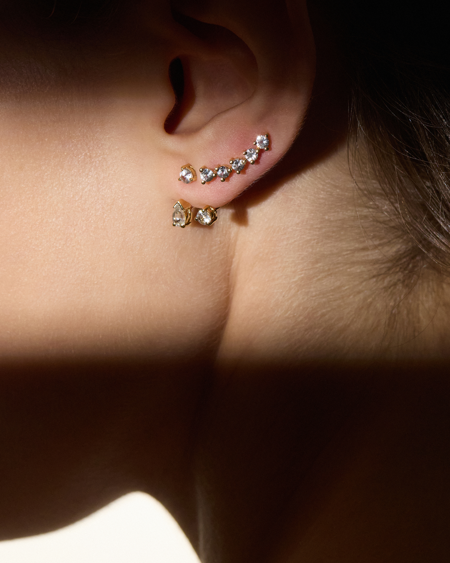 Brinco Earcuff Emma em Ouro 18K e Safiras Brancas