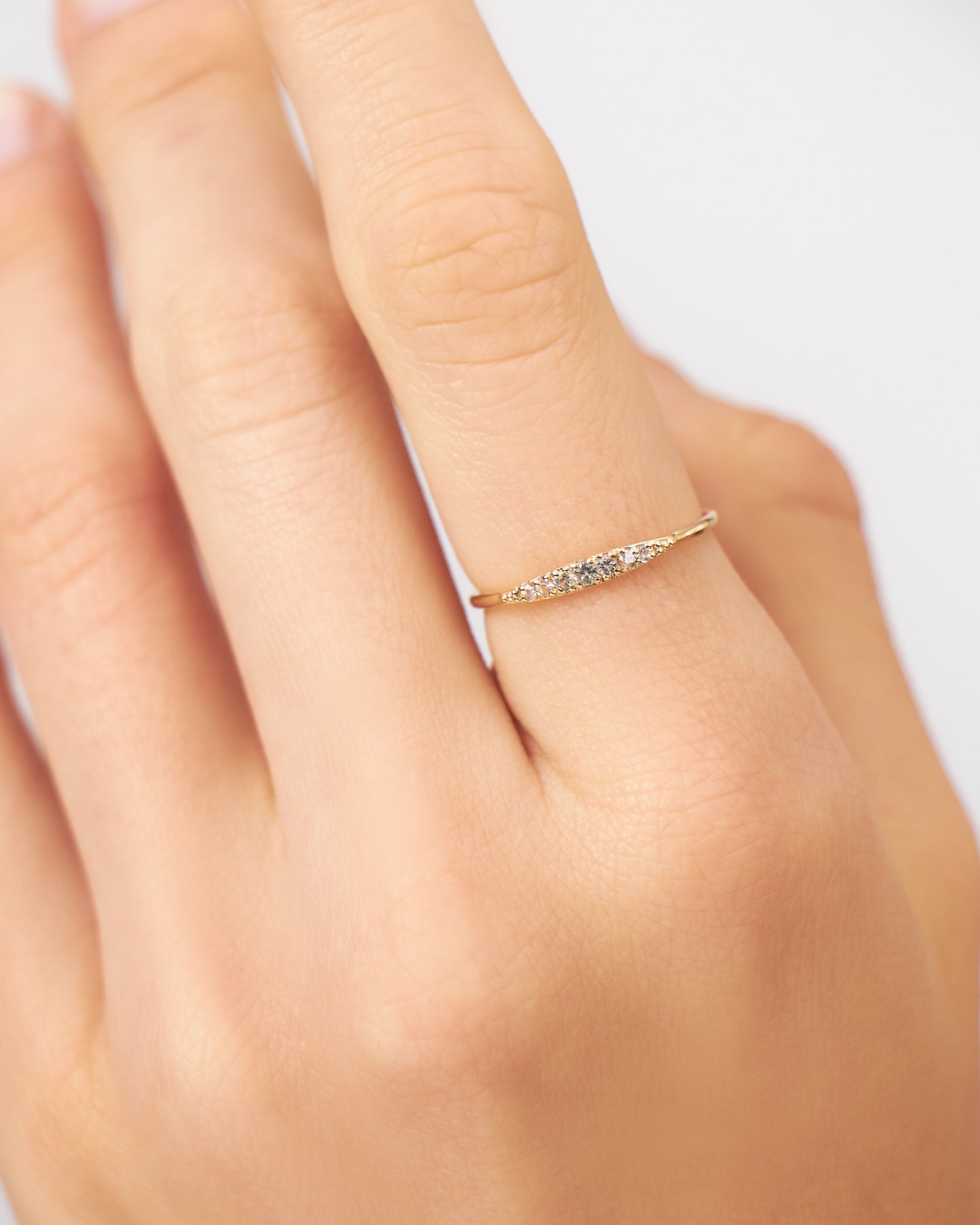 Anel Disco em Ouro 18K e Safiras Brancas