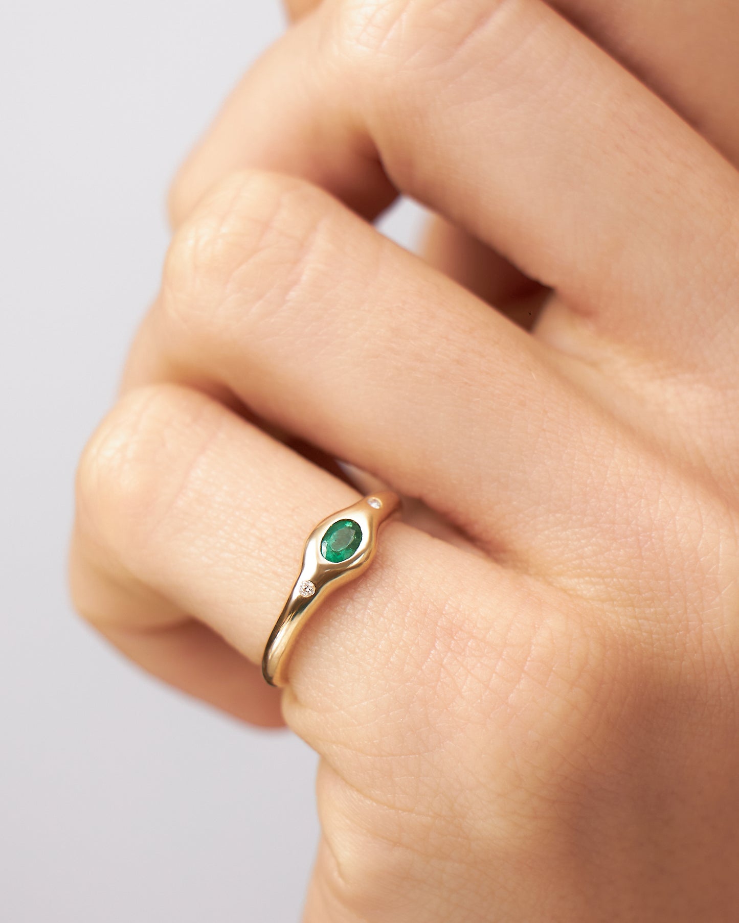 Anel Nilo Esmeralda em Ouro 18K