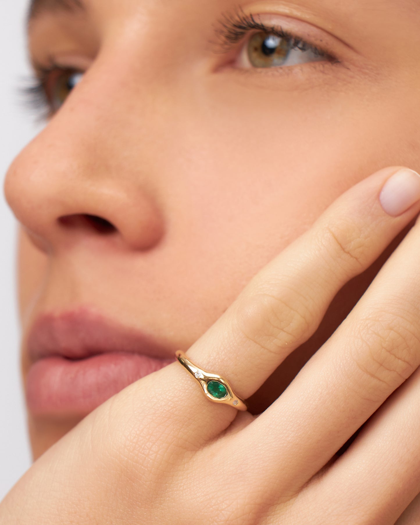 Anel Nilo Esmeralda em Ouro 18K