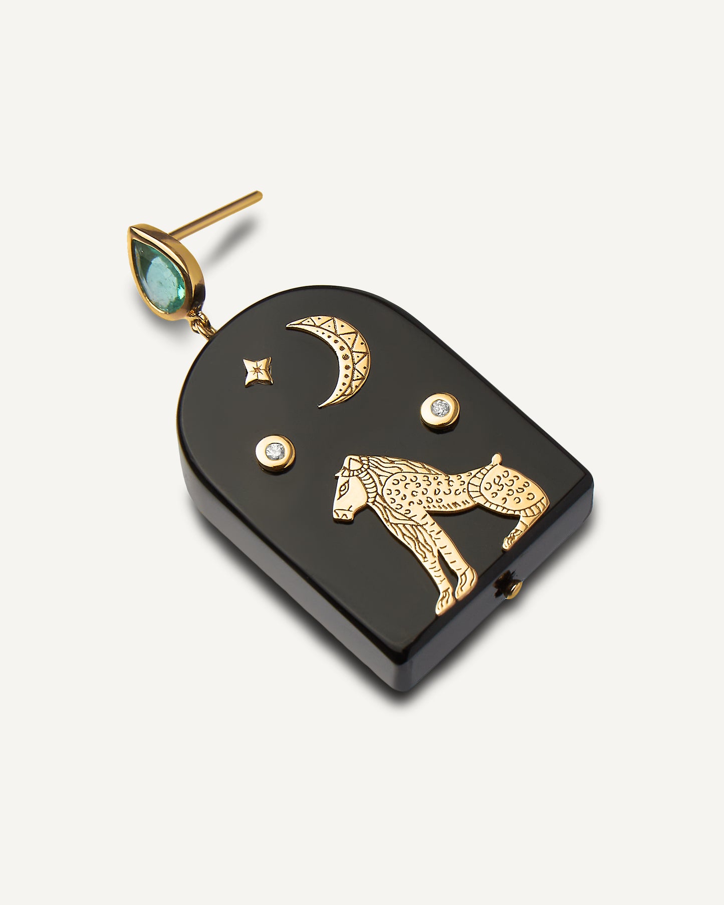 Brinco Akhet em Ouro 18K com Ônix e Esmeralda