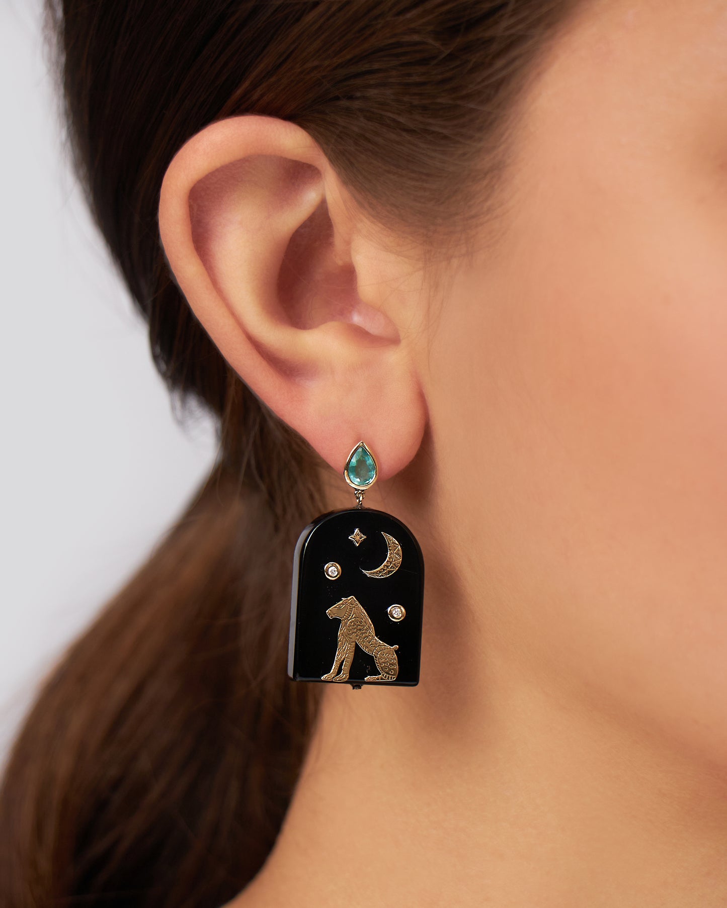 Brinco Akhet em Ouro 18K com Ônix e Esmeralda