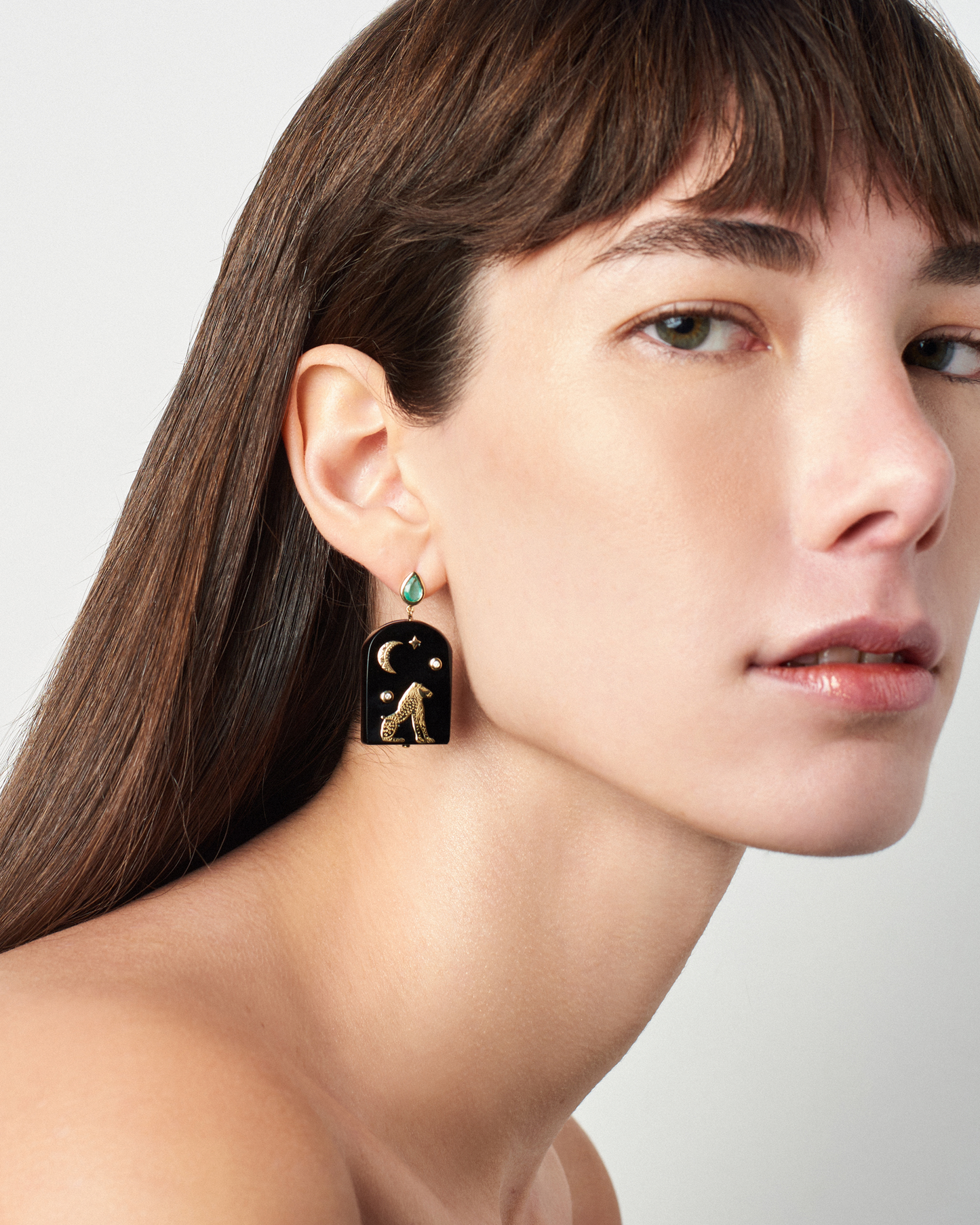 Brinco Akhet em Ouro 18K com Ônix e Esmeralda
