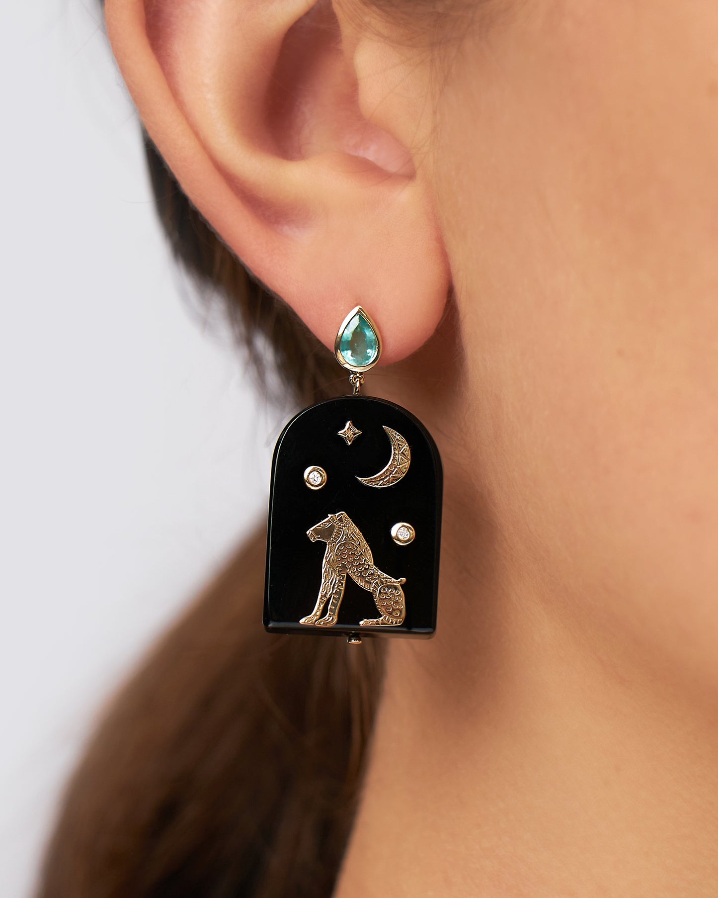 Brinco Akhet em Ouro 18K com Ônix e Esmeralda