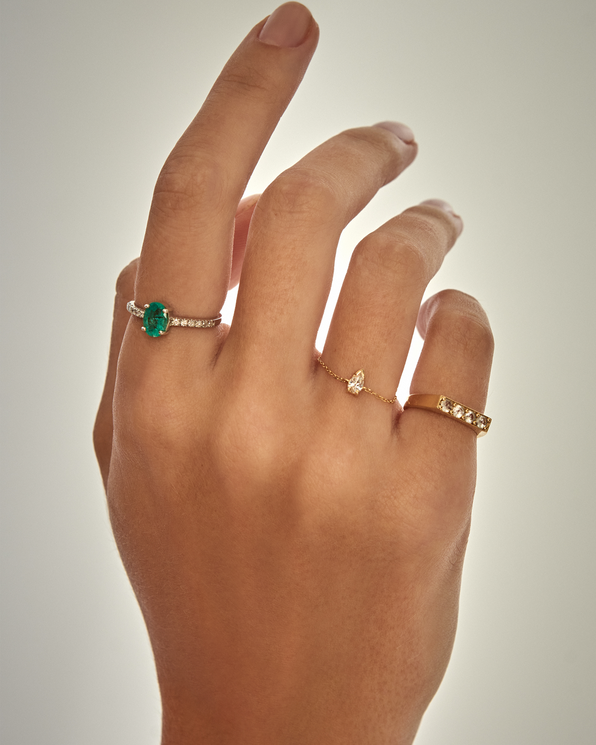 Anel Corrente Gota em Ouro Amarelo 18K e Safira Branca
